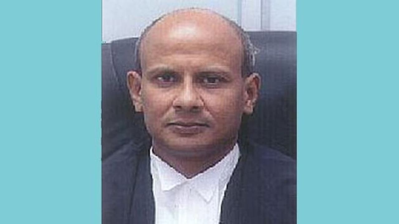 జస్టిస్ సంజయ్ కుమార్‌ బదిలీపై భగ్గుమన్న న్యాయవాదులు