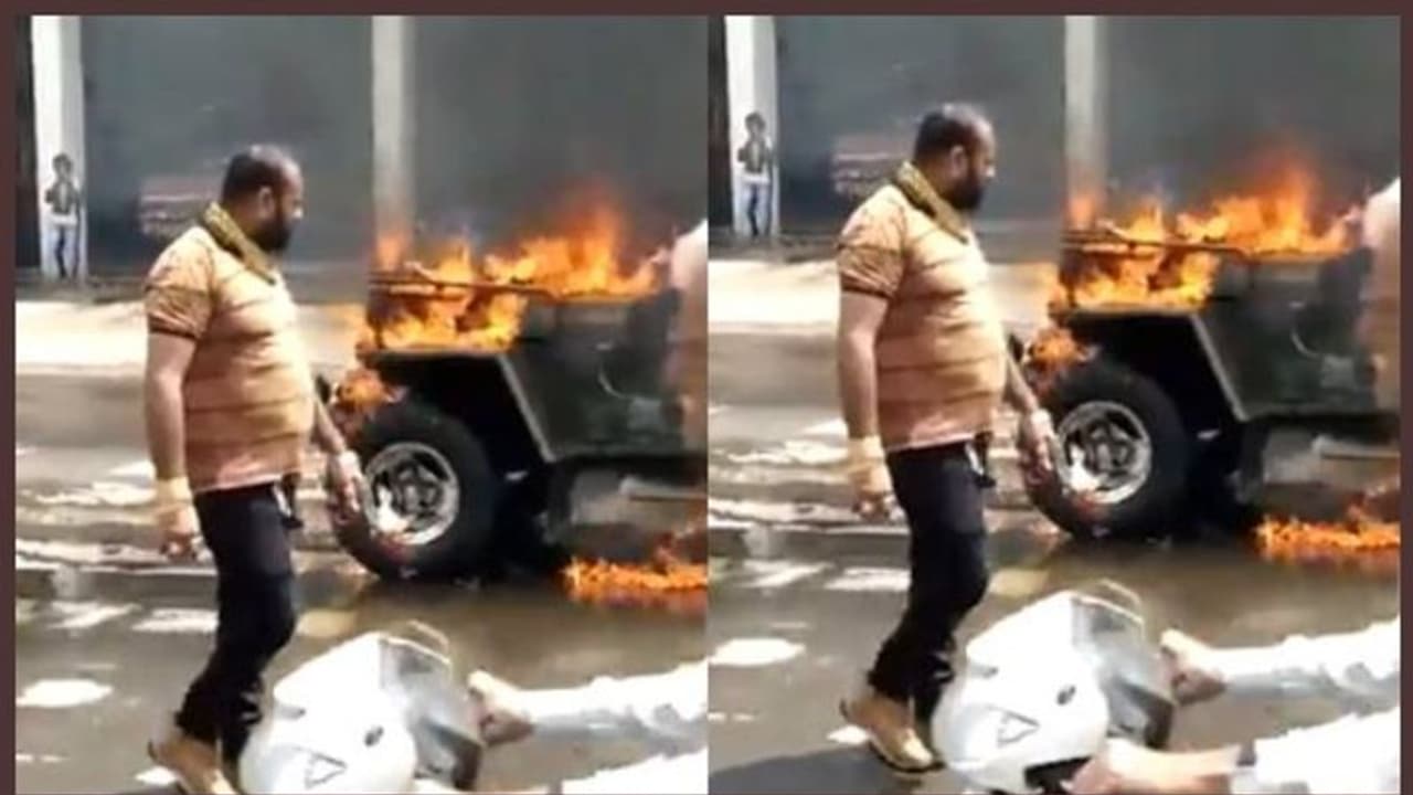 ടിക് ടോക് വീഡിയോയ്ക്ക് വേണ്ടി നടുറോട്ടില് ജീപ്പിന് തീയിട്ട് യുവാവ് ടിക് ടോക് വീഡിയോയ്ക്ക് വേണ്ടി നടുറോട്ടില് ജീപ്പിന് തീയിട്ട് യുവാവ്