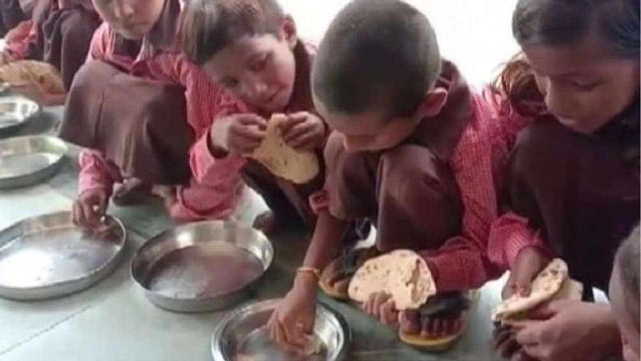 ಬಿಸಿಯೂಟಕ್ಕೆ ರೊಟ್ಟಿ ಜೊತೆ ಉಪ್ಪು; ವರದಿ ಮಾಡಿದವನ ಮೇಲೆ ಕೇಸು ಬಿಸಿಯೂಟಕ್ಕೆ ರೊಟ್ಟಿ ಜೊತೆ ಉಪ್ಪು; ವರದಿ ಮಾಡಿದವನ ಮೇಲೆ ಕೇಸು