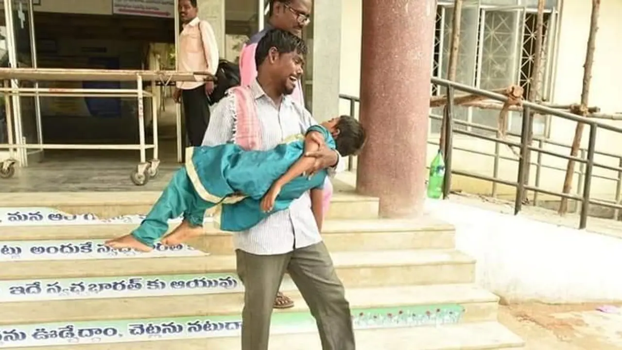 ஆம்புலன்ஸ் வசதி இல்லை.. மகளின் சடலத்தை கண்ணீருடன் கையில் சுமந்து சென்ற தந்தை... சுகாதாரத்துறை அமைச்சரின் சொந்த மாவட்டத்தில் நடந்த கொடுமை!! ஆம்புலன்ஸ் வசதி இல்லை.. மகளின் சடலத்தை கண்ணீருடன் கையில் சுமந்து சென்ற தந்தை... சுகாதாரத்துறை அமைச்சரின் சொந்த மாவட்டத்தில் நடந்த கொடுமை!!