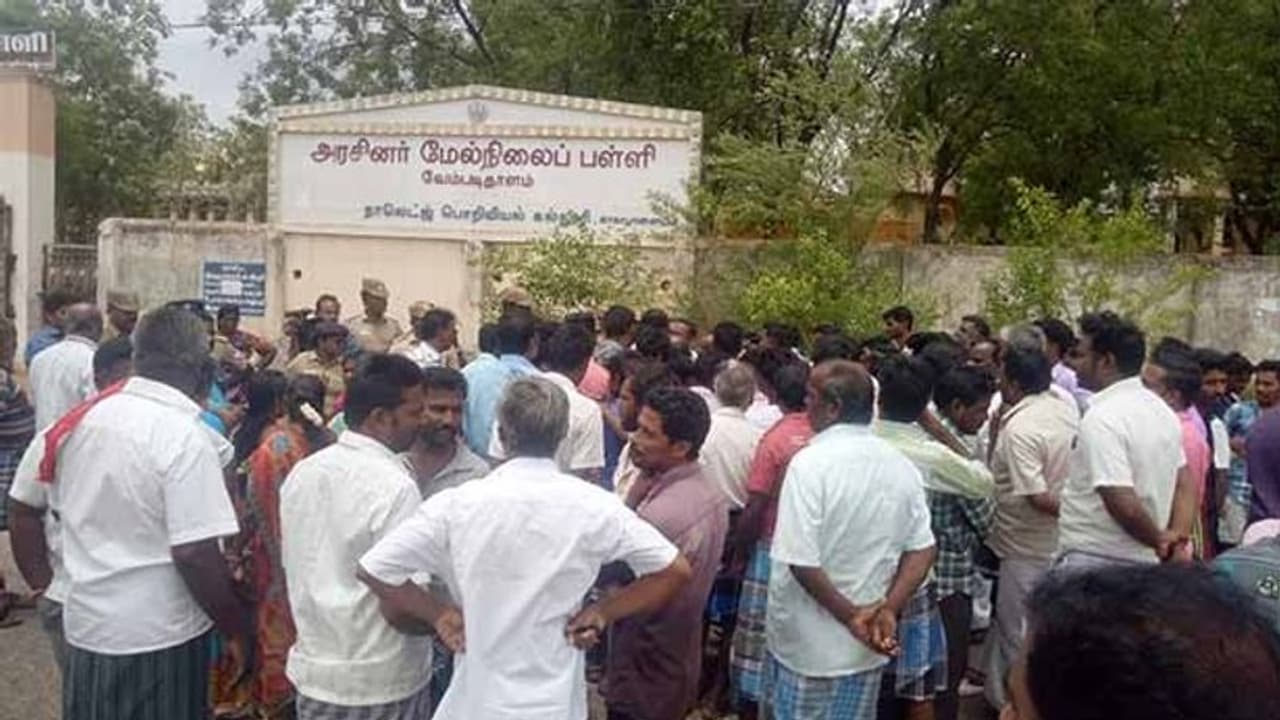 +2 மாணவியை கெமிஸ்ட்ரி லேபில் வைத்து கற்பழித்த ஆசிரியர்... வீடியோ எடுத்து மிரட்டி சீரழித்த கொடுமை... 4 மாத கர்ப்பம் +2 மாணவியை கெமிஸ்ட்ரி லேபில் வைத்து கற்பழித்த ஆசிரியர்... வீடியோ எடுத்து மிரட்டி சீரழித்த கொடுமை... 4 மாத கர்ப்பம்