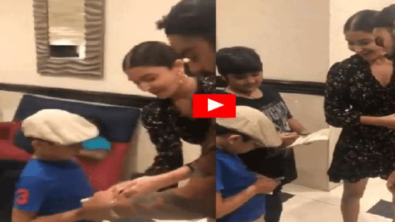 ‘నా ఆటో గ్రాఫ్ కావాలా?’ విరుష్క జోడికి ఏడేళ్ల బుడతడు షాక్ ‘నా ఆటో గ్రాఫ్ కావాలా?’ విరుష్క జోడికి ఏడేళ్ల బుడతడు షాక్