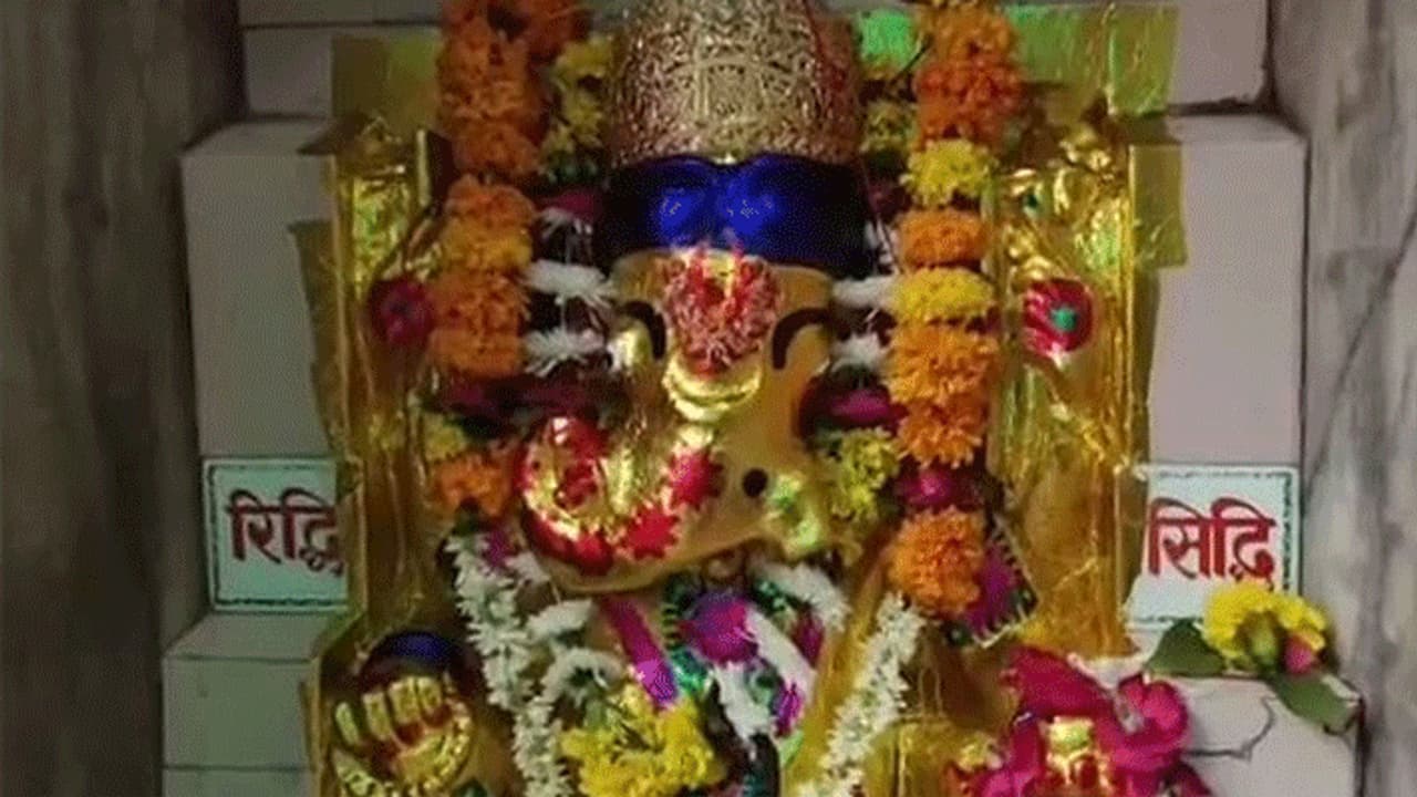 यहां हाजिरी लगाने से हर अधूरी लव स्टोरी होती है पूरी, कुछ ऐसा है 'इश्किया गणेश' का चमत्कार यहां हाजिरी लगाने से हर अधूरी लव स्टोरी होती है पूरी, कुछ ऐसा है 'इश्किया गणेश' का चमत्कार