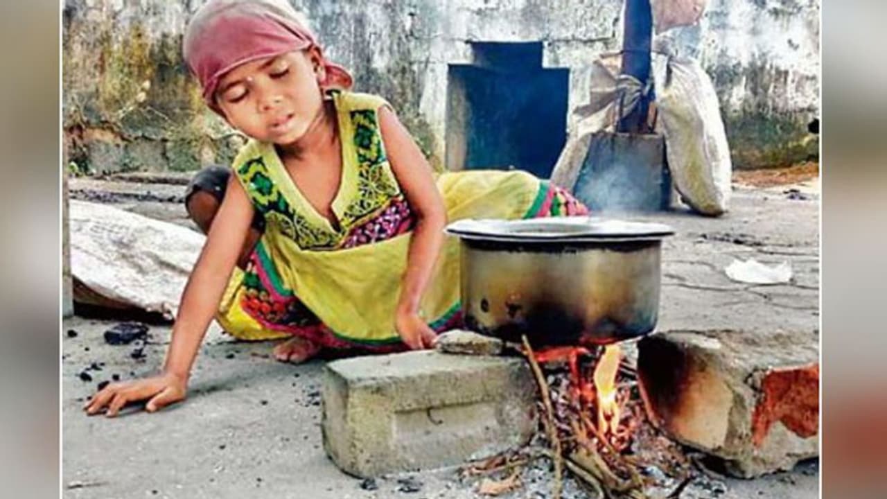 खेलने कूदने और पढ़ने की उम्र में 3 साल की बच्ची संभालते दिखी चौका चूल्हा खेलने कूदने और पढ़ने की उम्र में 3 साल की बच्ची संभालते दिखी चौका चूल्हा