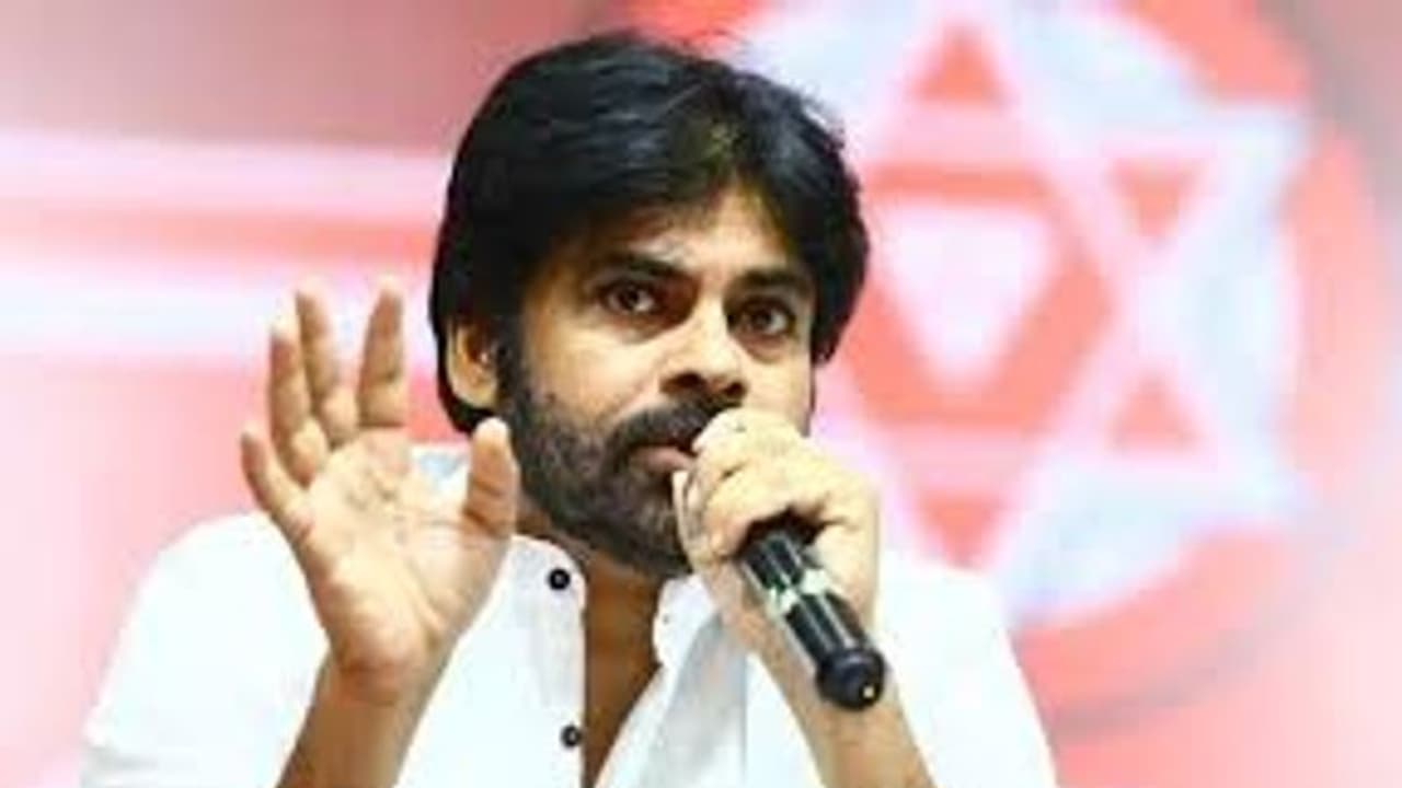 పవన్ అభిమానుల అత్యుత్సాహం...కానిస్టేబుల్ కి గాయాలు పవన్ అభిమానుల అత్యుత్సాహం...కానిస్టేబుల్ కి గాయాలు