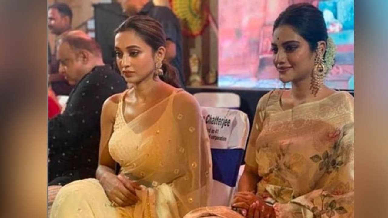 গণেশ চতুর্থীতে গান গাইলেন মিমি, উপস্থিত ছিলেন নুসরত, দেখুন ভিডিও