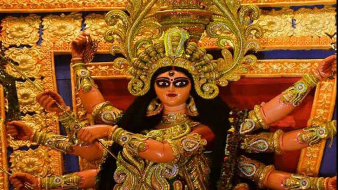 থিম নয়, সাবেকিয়ানাতে ভর করেই এগিয়ে চলেছে কলেজ স্কোয়ার