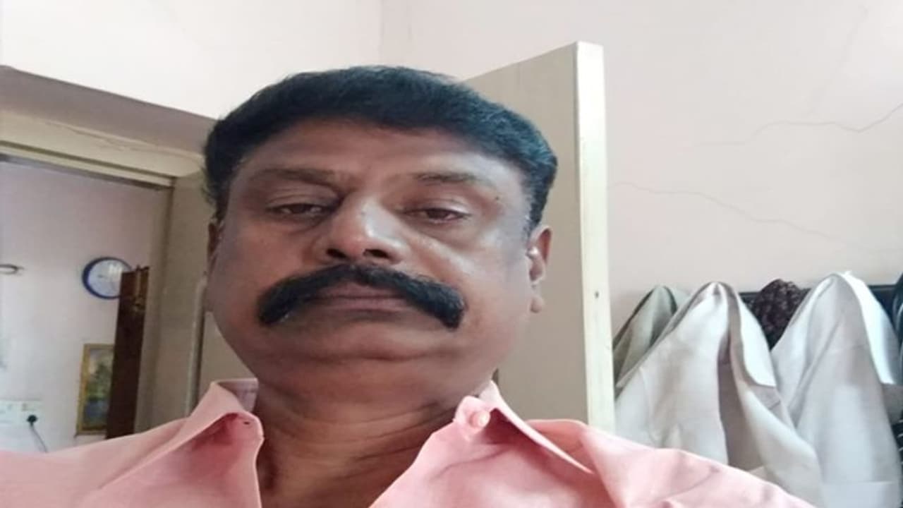 నా ఇంట్లో 9 లక్షలు ఇవ్వండి..సూసైడ్ నోట్లో భాస్కర్ రెడ్డిని కోరిన శ్రీనివాస్ రెడ్డి నా ఇంట్లో 9 లక్షలు ఇవ్వండి..సూసైడ్ నోట్లో భాస్కర్ రెడ్డిని కోరిన శ్రీనివాస్ రెడ్డి