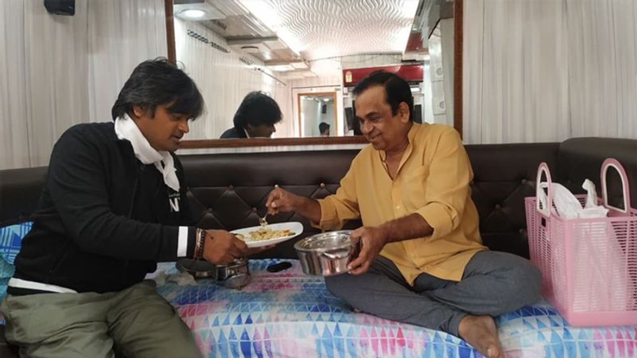 హరీష్ శంకర్ కు ఇంటి భోజనం వడ్డిస్తున్న బ్రహ్మి!