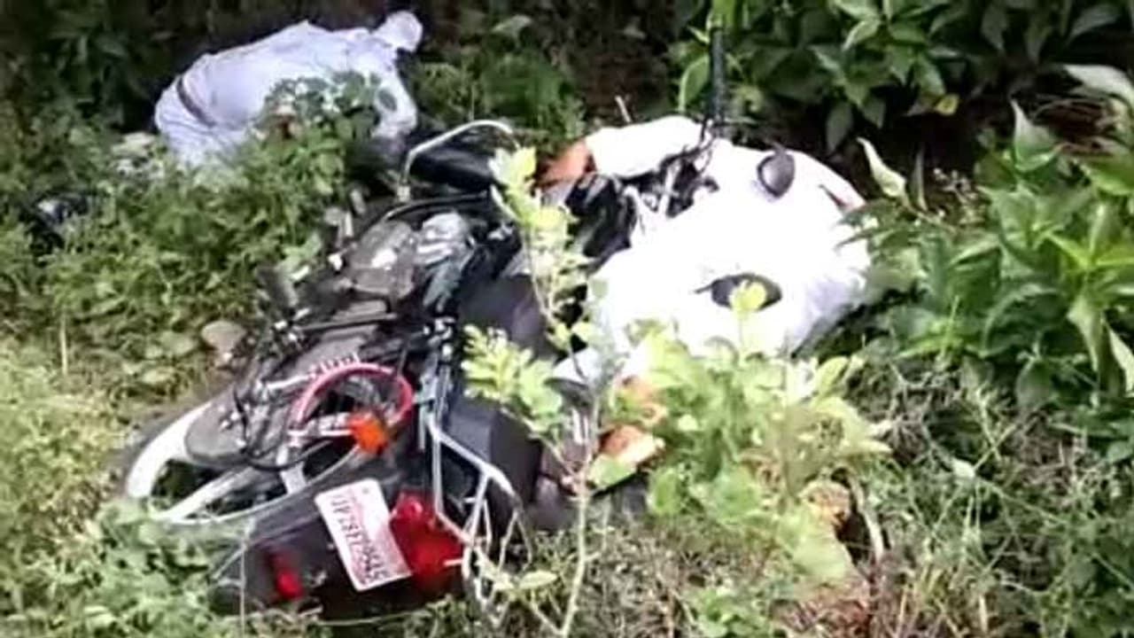 BJP के बूथ अध्यक्ष और उसके साथी की गोलीमार कर हत्या, मर्डर केस में दोनों को मिली थी जमानत BJP के बूथ अध्यक्ष और उसके साथी की गोलीमार कर हत्या, मर्डर केस में दोनों को मिली थी जमानत