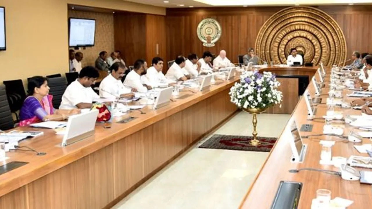 స్థానిక ఎన్నికల్లో డబ్బులు పంచుతూ పట్టుబడితే అనర్హత, జైలు శిక్ష: ఏపీ కేబినెట్ సంచలనం స్థానిక ఎన్నికల్లో డబ్బులు పంచుతూ పట్టుబడితే అనర్హత, జైలు శిక్ష: ఏపీ కేబినెట్ సంచలనం