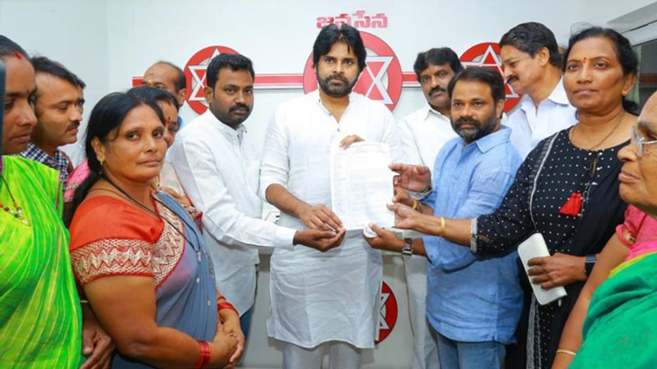 పరుచూరితో నేను మాట్లాడతా.. వివాదంపై పవన్ కళ్యాణ్ ప్రకటన! పరుచూరితో నేను మాట్లాడతా.. వివాదంపై పవన్ కళ్యాణ్ ప్రకటన!