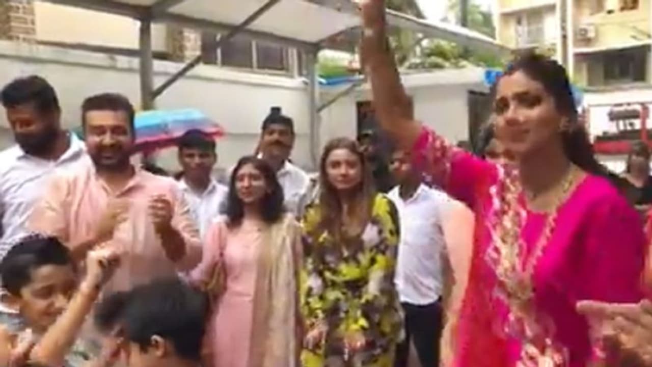 गणपति विसर्जन पर पति के साथ इस एक्ट्रेस ने किया जबरदस्त डांस : VIDEO