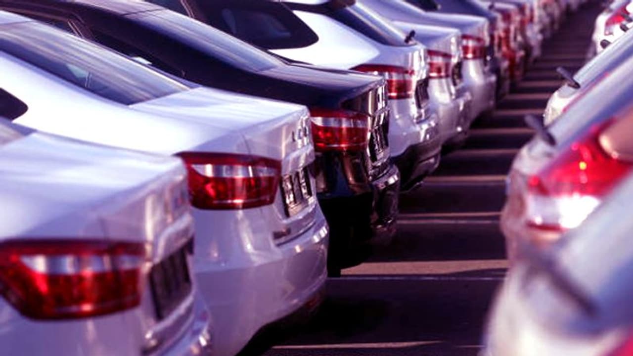 ഇടിവെട്ടിയ വണ്ടിക്കമ്പനികളെ 'കൊറോണ കടിച്ചു'; പ്രതിദിന നഷ്ടം 2300 കോടി! ഇടിവെട്ടിയ വണ്ടിക്കമ്പനികളെ 'കൊറോണ കടിച്ചു'; പ്രതിദിന നഷ്ടം 2300 കോടി!