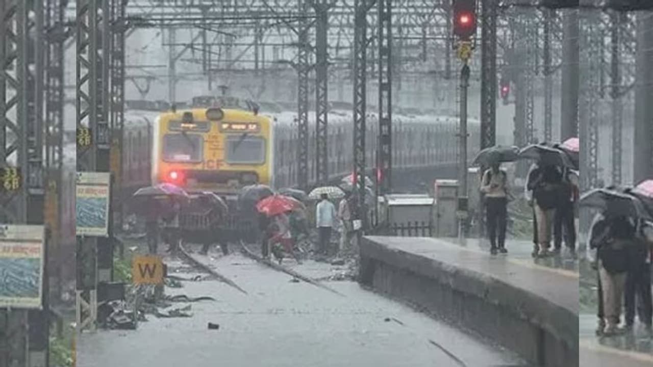 കനത്ത മഴ: മുംബൈയിൽ റെഡ് അലർട്ട്, ട്രെയിൻ വിമാന സർവ്വീസുകൾ വൈകുന്നു കനത്ത മഴ: മുംബൈയിൽ റെഡ് അലർട്ട്, ട്രെയിൻ വിമാന സർവ്വീസുകൾ വൈകുന്നു