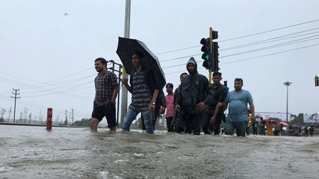 ಮತ್ತೆ ರಾಜ್ಯದಲ್ಲಿ ಮಳೆ ಎಚ್ಚರಿಕೆ... ನೀವು ಏನ್ ಮಾಡಬೇಕು? ಮತ್ತೆ ರಾಜ್ಯದಲ್ಲಿ ಮಳೆ ಎಚ್ಚರಿಕೆ... ನೀವು ಏನ್ ಮಾಡಬೇಕು?