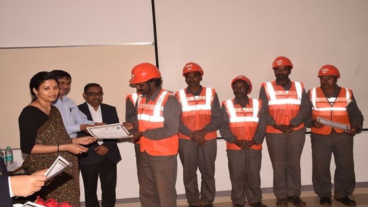 ಕಾರ್ಮಿಕರಿಗೆ ಕೌಶಲ್ಯಾಭಿವೃದ್ಧಿ ತರಬೇತಿ: ರೋಹಿಣಿ ಸಿಂಧೂರಿ ಸಮ್ಮತಿ ಕಾರ್ಮಿಕರಿಗೆ ಕೌಶಲ್ಯಾಭಿವೃದ್ಧಿ ತರಬೇತಿ: ರೋಹಿಣಿ ಸಿಂಧೂರಿ ಸಮ್ಮತಿ