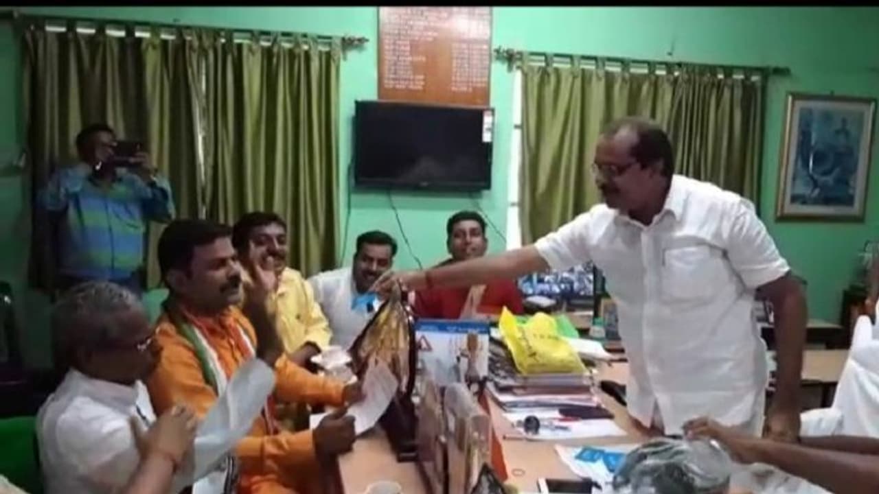 বিজেপি নেতাদের হাতে দিদিকে বলোর কার্ড, আজব কাণ্ড রিষড়া পৌরসভায় বিজেপি নেতাদের হাতে দিদিকে বলোর কার্ড, আজব কাণ্ড রিষড়া পৌরসভায়