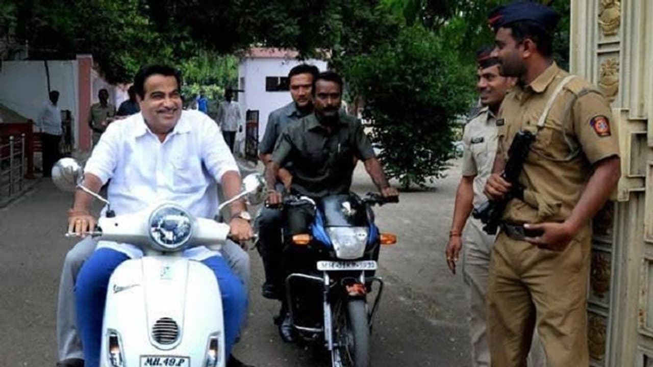 ಹೊಸ ಟ್ರಾಫಿಕ್ ನಿಯಮ; ಟ್ರೋಲ್ ಆಯ್ತು ಸಾರಿಗೆ ಸಚಿವರ ಹೆಲ್ಮೆಟ್ ರಹಿತ ಪ್ರಯಾಣ! ಹೊಸ ಟ್ರಾಫಿಕ್ ನಿಯಮ; ಟ್ರೋಲ್ ಆಯ್ತು ಸಾರಿಗೆ ಸಚಿವರ ಹೆಲ್ಮೆಟ್ ರಹಿತ ಪ್ರಯಾಣ!