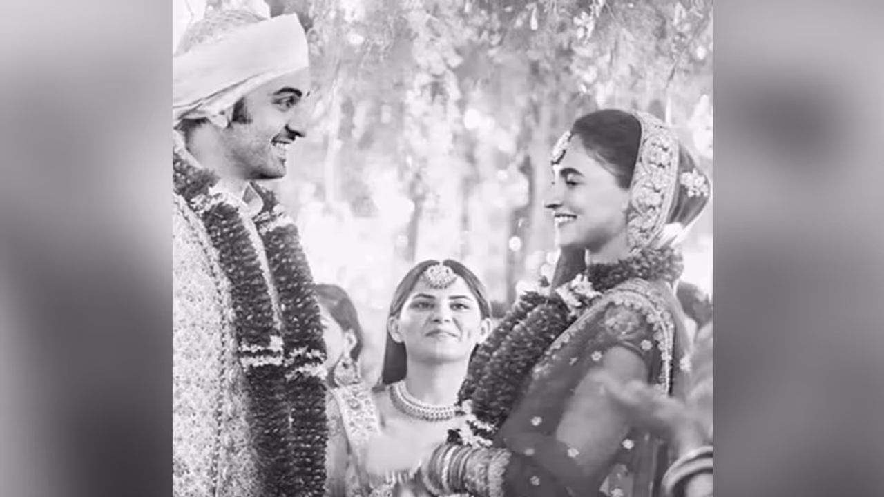 रणबीर कपूर और आलिया भट्ट ने गुपचुप की शादी? ये है वायरल फोटो का सच रणबीर कपूर और आलिया भट्ट ने गुपचुप की शादी? ये है वायरल फोटो का सच