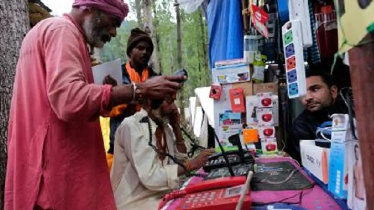 कश्मीर में फिर बजने लगी हैं मोबाइल की घंटियां, मोबाइल-इंटरनेट सेवाएं बहाल