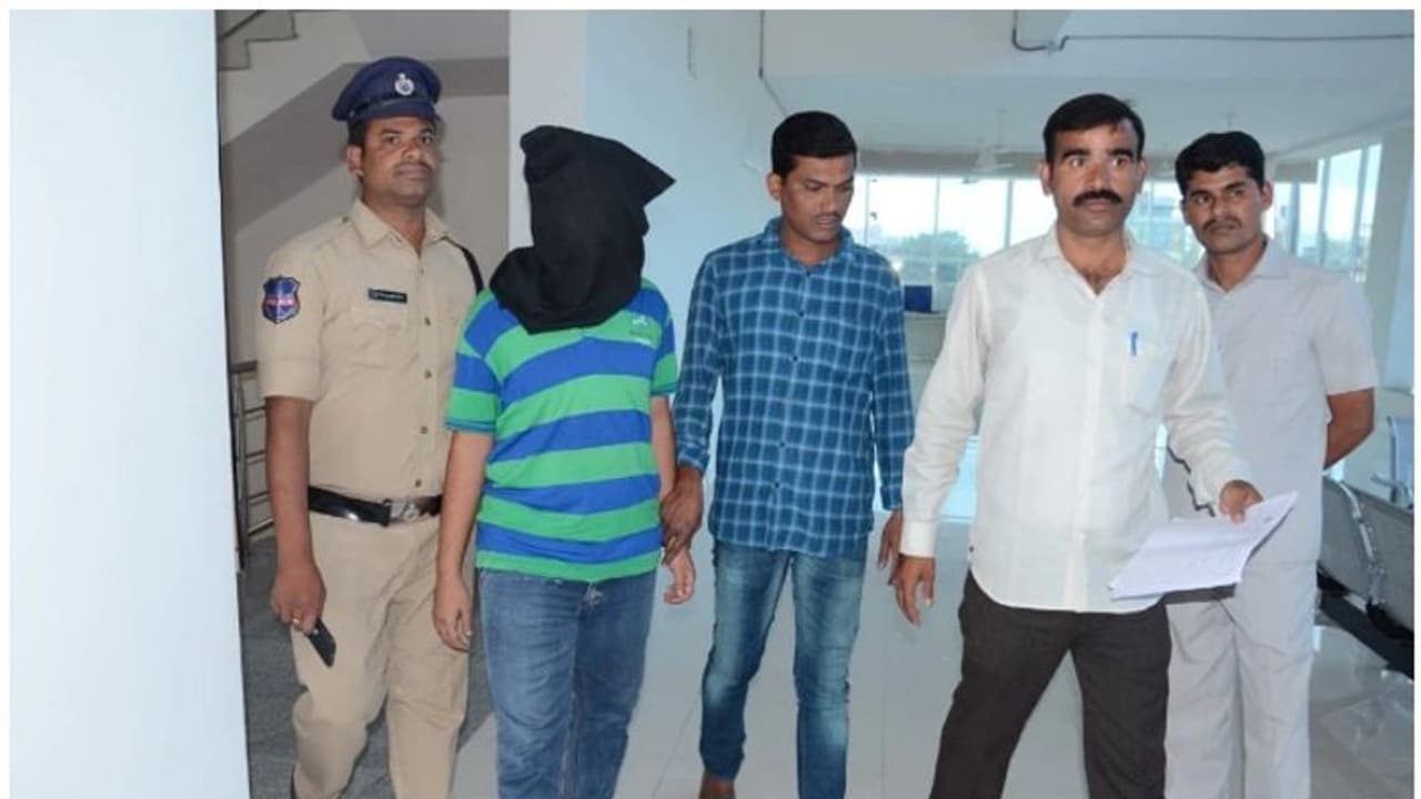 സുഹൃത്തിന്റെ വിദേശയാത്ര മുടക്കാന് വിമാനത്താവളത്തില് വ്യാജ ബോംബ് ഭീഷണി; യുവാവ് പിടിയില് സുഹൃത്തിന്റെ വിദേശയാത്ര മുടക്കാന് വിമാനത്താവളത്തില് വ്യാജ ബോംബ് ഭീഷണി; യുവാവ് പിടിയില്