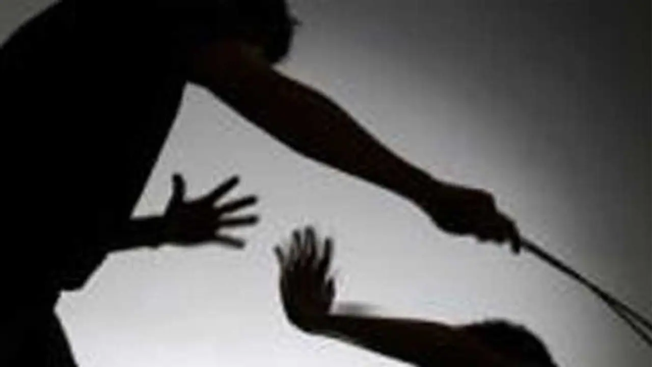 जल्लाद बने पुलिसकर्मी, गुरुग्राम के थाने में महिला को निर्वस्त्र कर बेल्ट और डंडों से पीटा