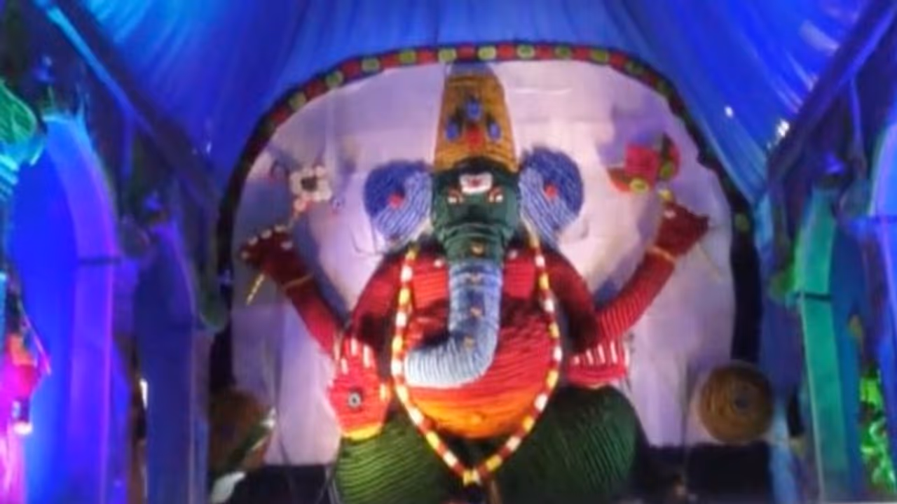 कलाकार ने बनाई अनोखी प्रतिमा, 2 लाख चूड़ियों से दिया भगवान गणेश की मूर्ति को आकार कलाकार ने बनाई अनोखी प्रतिमा, 2 लाख चूड़ियों से दिया भगवान गणेश की मूर्ति को आकार