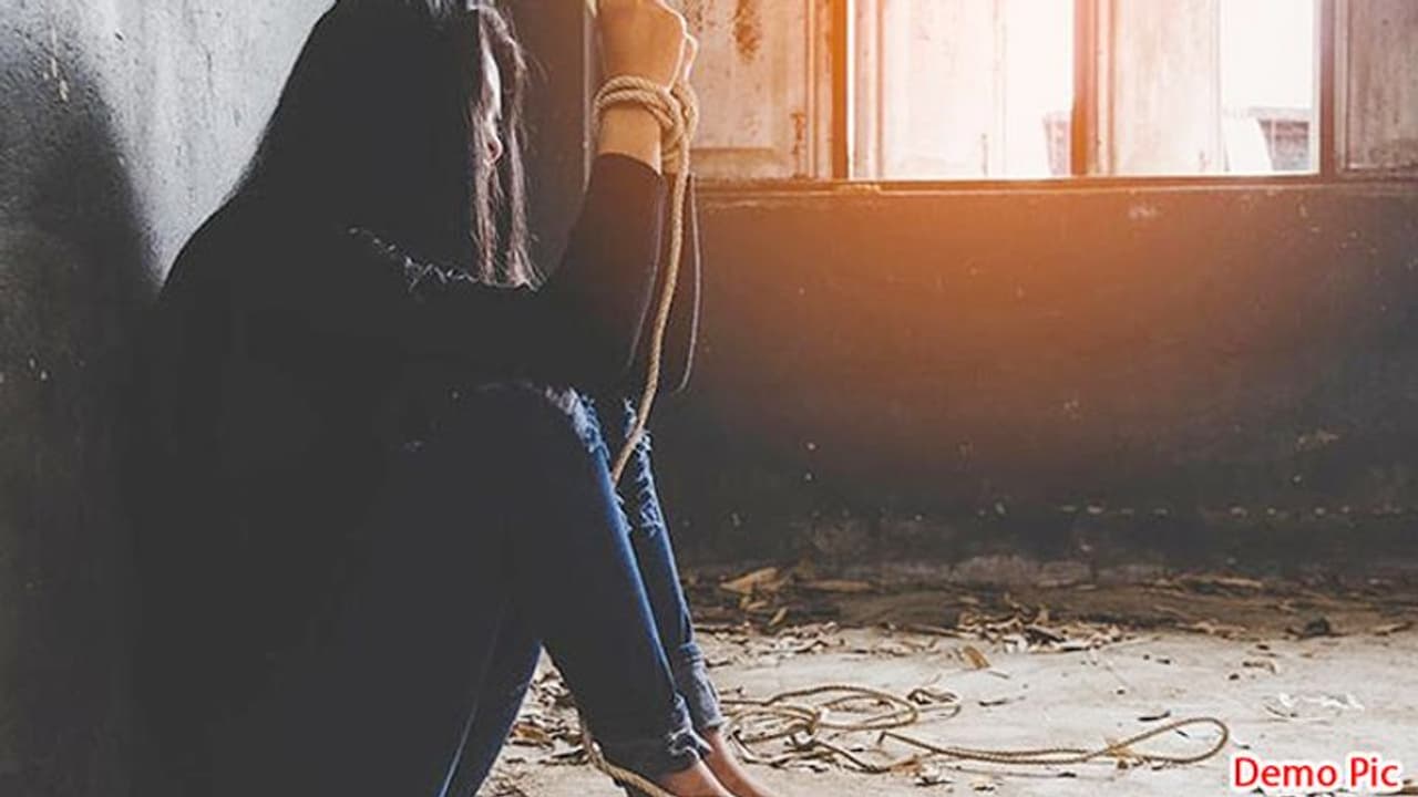 ಪತ್ನಿಯ ಕೈ ಕೊಯ್ದು ಪರಾರಿಯಾದ ಪತಿ! ಕಾರಣ ಮಾತ್ರ ಇಷ್ಟೇ ಪತ್ನಿಯ ಕೈ ಕೊಯ್ದು ಪರಾರಿಯಾದ ಪತಿ! ಕಾರಣ ಮಾತ್ರ ಇಷ್ಟೇ