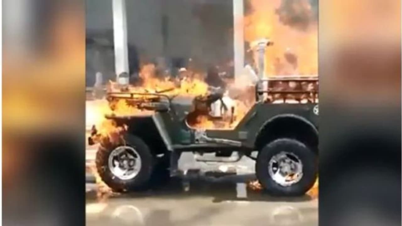 ജീപ്പ് സ്റ്റാര്ട്ടായില്ല, ദേഷ്യം വന്ന ഉടമ വാഹനം പെട്രോളൊഴിച്ച് തീക്കൊളുത്തി ജീപ്പ് സ്റ്റാര്ട്ടായില്ല, ദേഷ്യം വന്ന ഉടമ വാഹനം പെട്രോളൊഴിച്ച് തീക്കൊളുത്തി