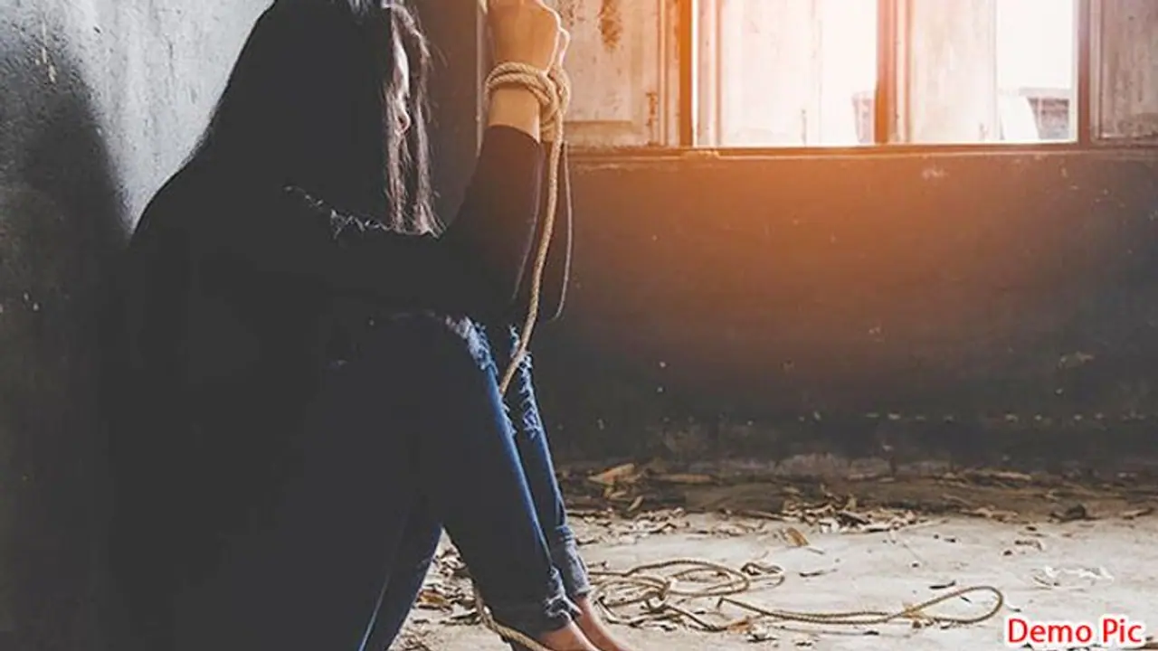 স্ত্রীর গোপনাঙ্গেও আঘাত করতে ছাড়লেন না সরকারি আমলা, কারণ 'বাজারে তাঁর দাম নাকি ১ কোটি' স্ত্রীর গোপনাঙ্গেও আঘাত করতে ছাড়লেন না সরকারি আমলা, কারণ 'বাজারে তাঁর দাম নাকি ১ কোটি'