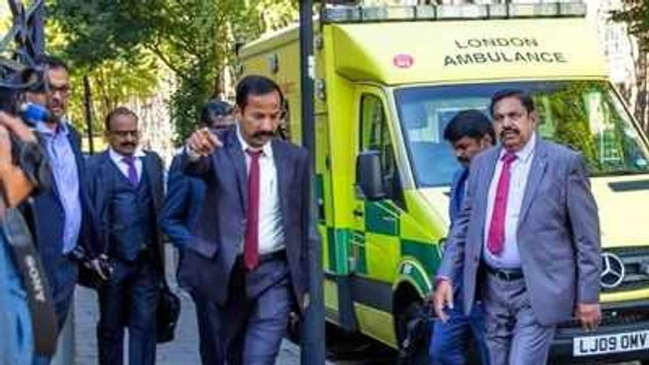 ஜெயலலிதாவின் நிழல் இப்போது எடப்பாடியின் பாக்கெட்டில்: துர்கா இப்ப சந்திரமுகியாவே மாறியதை பார்! பார்! ஜெயலலிதாவின் நிழல் இப்போது எடப்பாடியின் பாக்கெட்டில்: துர்கா இப்ப சந்திரமுகியாவே மாறியதை பார்! பார்!