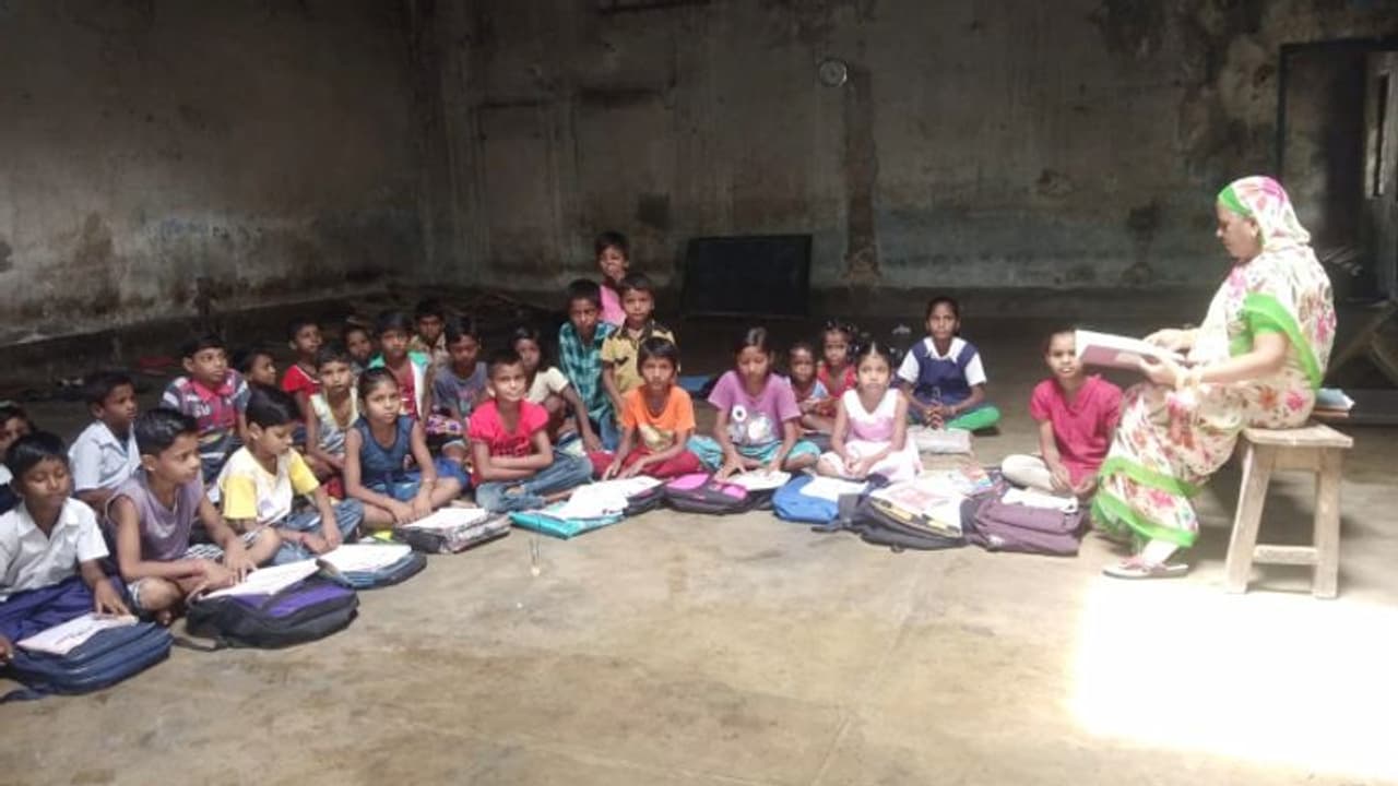 স্থায়ী ভবনের অভাব, তৃণমূল পার্টি অফিস ও পরিত্যক্ত স্বাস্থ্য কেন্দ্রেই চলছে শিশু শিক্ষা