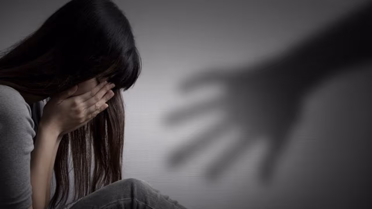 దారుణం.. స్డూడెంట్ పై ప్రిన్సిపాల్ లైంగిక వేధింపులు. అరెస్టు చేసిన పోలీసులు.. ఎక్కడంటే ? దారుణం.. స్డూడెంట్ పై ప్రిన్సిపాల్ లైంగిక వేధింపులు. అరెస్టు చేసిన పోలీసులు.. ఎక్కడంటే ?