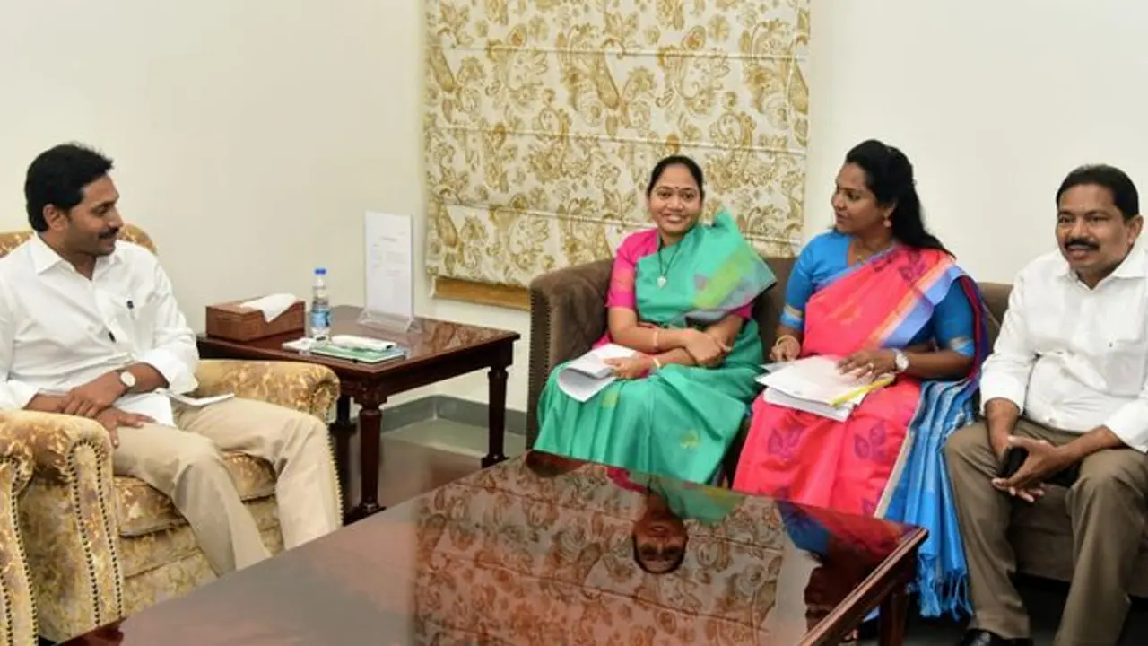 దమ్ము, ధైర్యం ఉంటే మాట మీద నిలబడండి: చంద్రబాబుకు ఎమ్మెల్యే శ్రీదేవి సవాల్ దమ్ము, ధైర్యం ఉంటే మాట మీద నిలబడండి: చంద్రబాబుకు ఎమ్మెల్యే శ్రీదేవి సవాల్