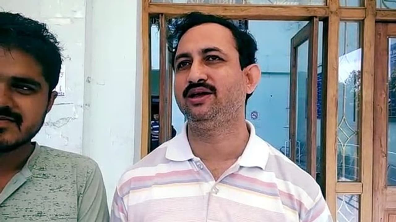 কাবু করতে পারেনি দৃষ্টিহীনতা, মানুষ গড়ার কারিগর অমিত স্যারের হাতে উঠছে শিক্ষারত্ন পুরস্কার কাবু করতে পারেনি দৃষ্টিহীনতা, মানুষ গড়ার কারিগর অমিত স্যারের হাতে উঠছে শিক্ষারত্ন পুরস্কার