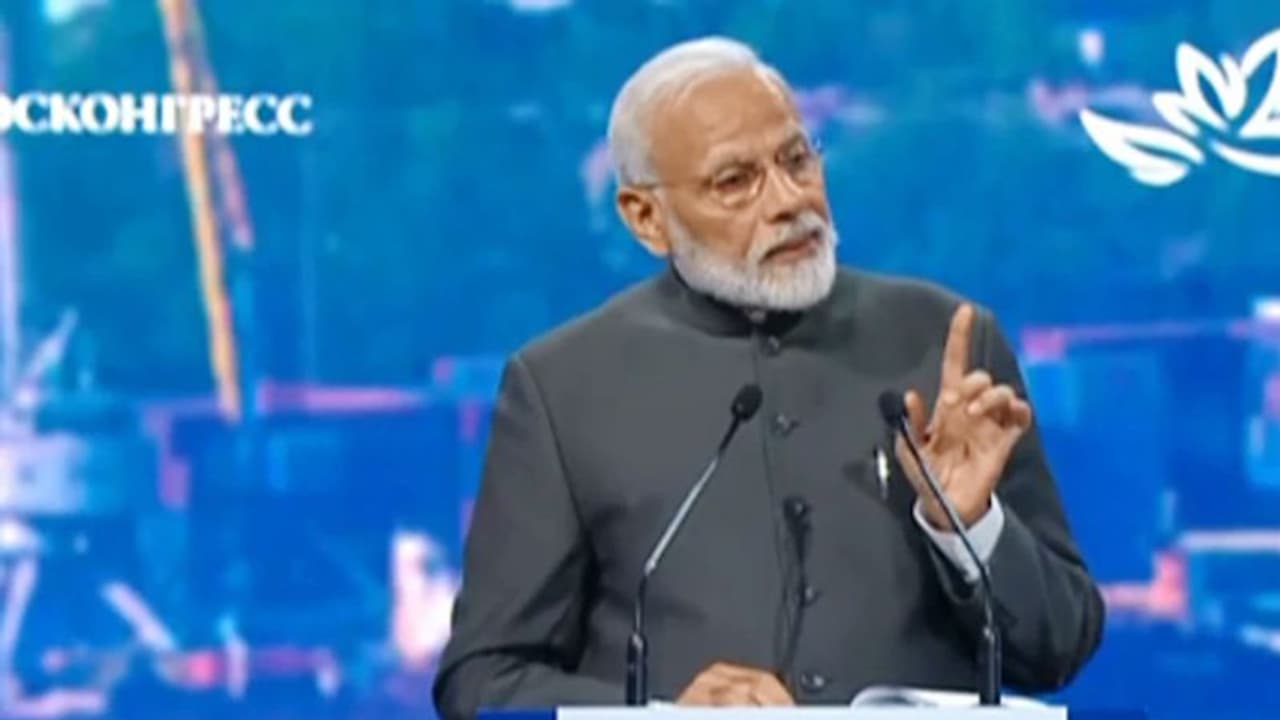 रूस में प्रधानमंत्री मोदी का बड़ा ऐलान, पूर्वी विकास के लिए इंडिया देगा 1 बिलियन डॉलर का लोन रूस में प्रधानमंत्री मोदी का बड़ा ऐलान, पूर्वी विकास के लिए इंडिया देगा 1 बिलियन डॉलर का लोन