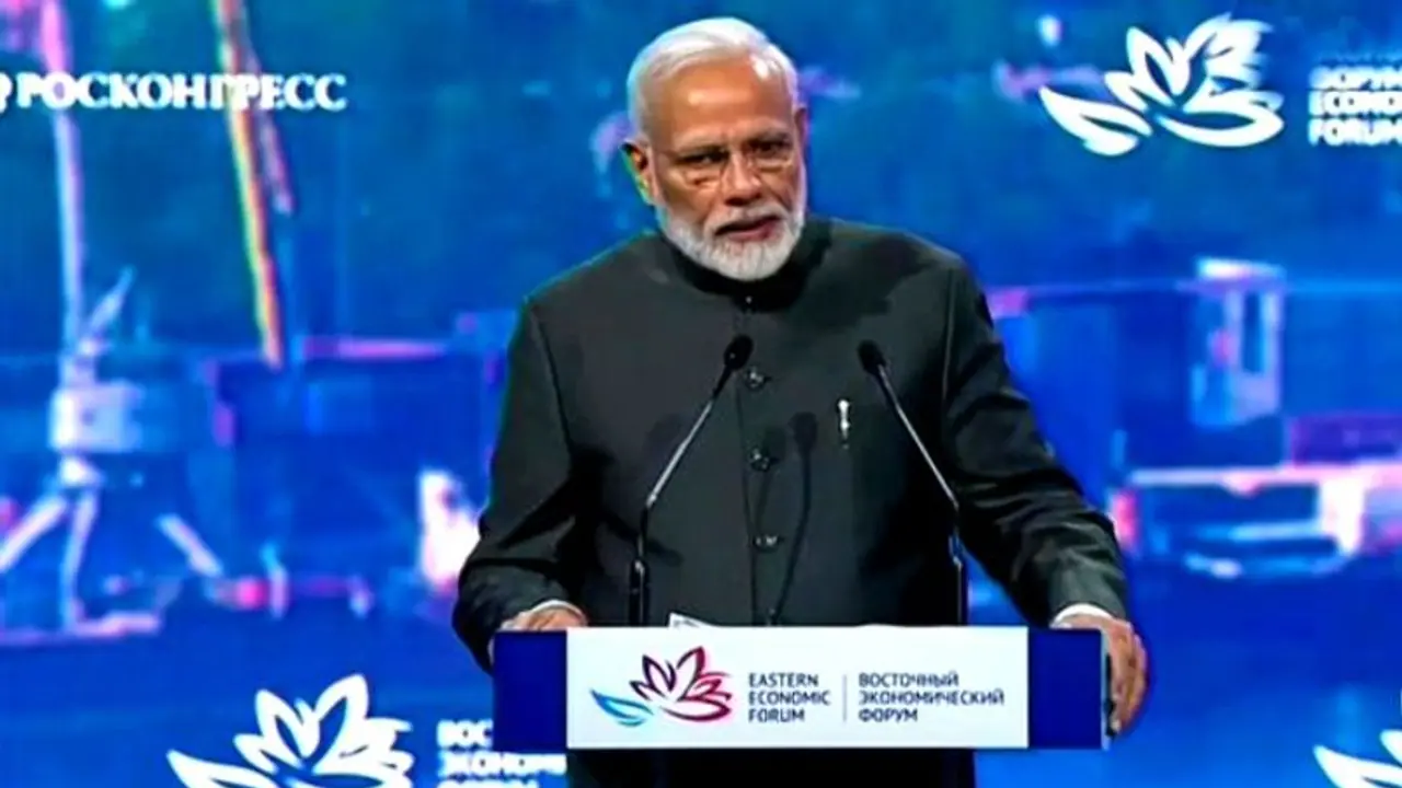 ফটোসেশনে আলিশান সোফা নয়, মোদী বেছে নিলেন সাধারণ চেয়ার, প্রশংসায় পঞ্চমুখ নেটিজেনরা