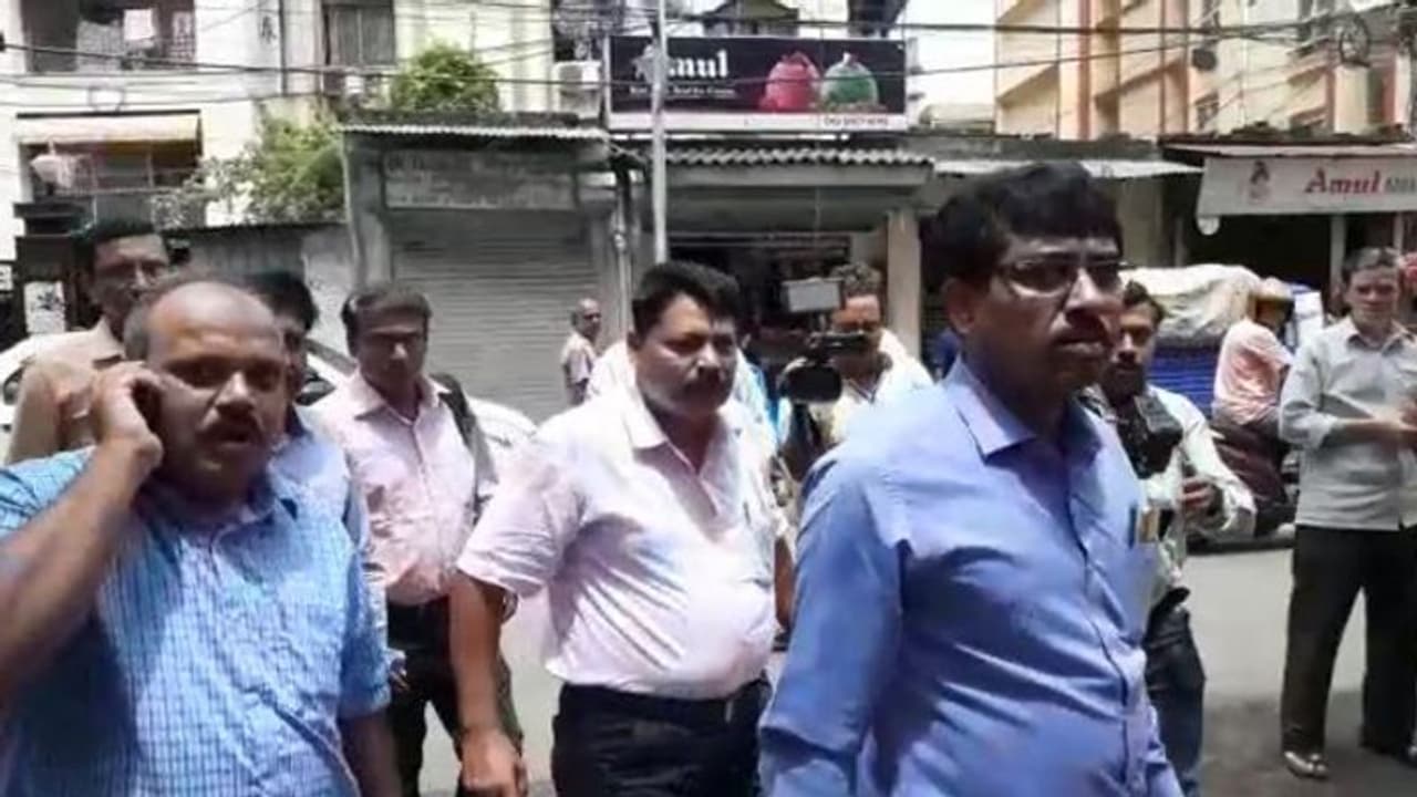 নারদকাণ্ডে ইকবালের বাড়িতে সিবিআই, মিলল না কণ্ঠস্বরের নমুনা নারদকাণ্ডে ইকবালের বাড়িতে সিবিআই, মিলল না কণ্ঠস্বরের নমুনা