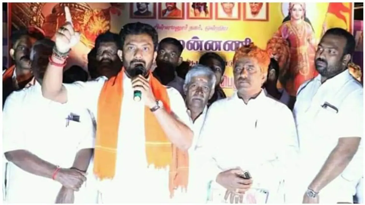 காவி துண்டு அணிந்து ஓ.பி.எஸ் மகன் அட்ராசிட்டி... சர்ச்சையாக்கும் எடப்பாடி ஆதரவாளர்கள்..! காவி துண்டு அணிந்து ஓ.பி.எஸ் மகன் அட்ராசிட்டி... சர்ச்சையாக்கும் எடப்பாடி ஆதரவாளர்கள்..!