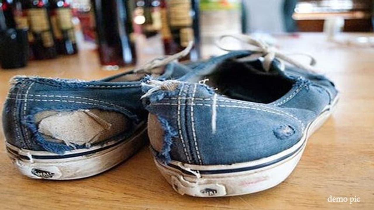 दौड़ने से पहले से ही फट गया गया जूता, कस्टमर ने निर्माता कंपनी को याद दिला दी 'नानी' दौड़ने से पहले से ही फट गया गया जूता, कस्टमर ने निर्माता कंपनी को याद दिला दी 'नानी'