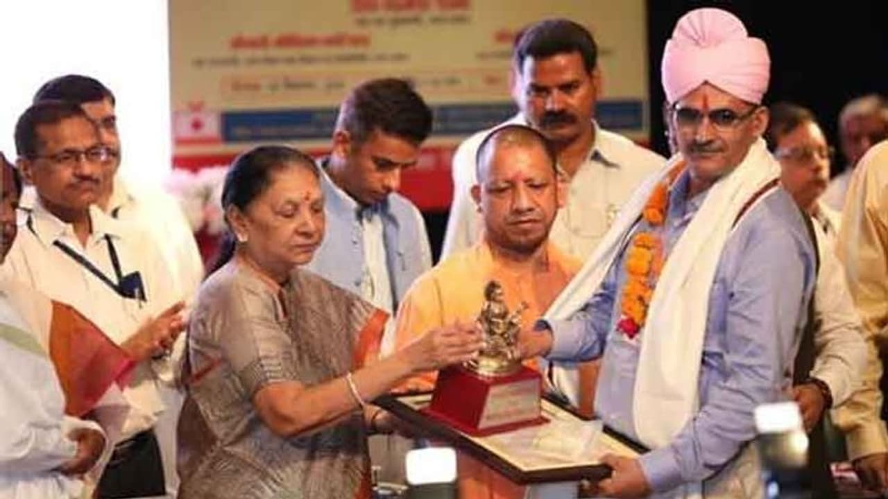 सीएम योगी ने शिक्षकों को किया सम्मानित, बोले अनुच्छेद 370 हटाने पर स्कूलों में हो डिबेट सीएम योगी ने शिक्षकों को किया सम्मानित, बोले अनुच्छेद 370 हटाने पर स्कूलों में हो डिबेट