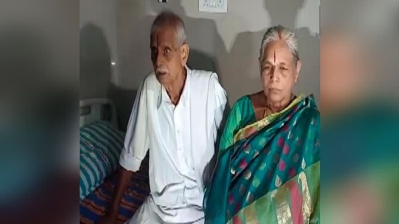 'বধাই হো', সবচেয়ে বেশি বয়সে যমজ কন্যা সন্তানের বাবা মা হলেন এই বৃদ্ধ দম্পতি