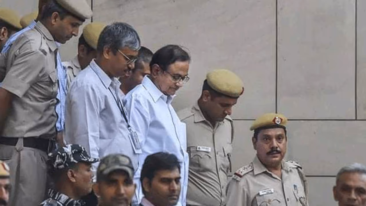 ना ना करते चिदंबरम तिहाड़ जा पहुंचे, लकड़ी के तख्त में गुजरेगी रात और खाने को मिलेंगी दाल रोटी