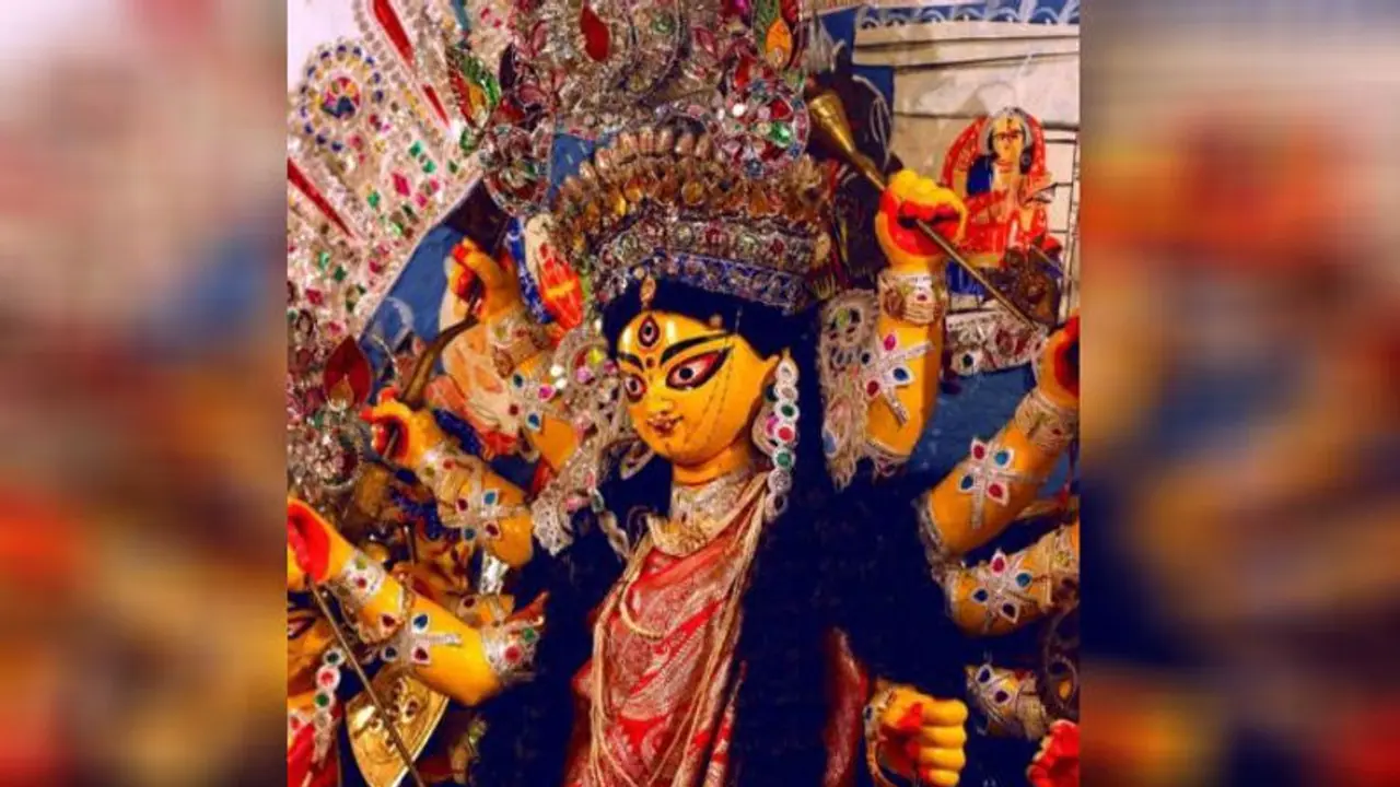 প্রাচীন ঐতিহ্য আজও বহন করে চলেছে বসু মল্লিক বাড়ি, আজও সেখানে হয় 'কাদামাটির খেলা' প্রাচীন ঐতিহ্য আজও বহন করে চলেছে বসু মল্লিক বাড়ি, আজও সেখানে হয় 'কাদামাটির খেলা'