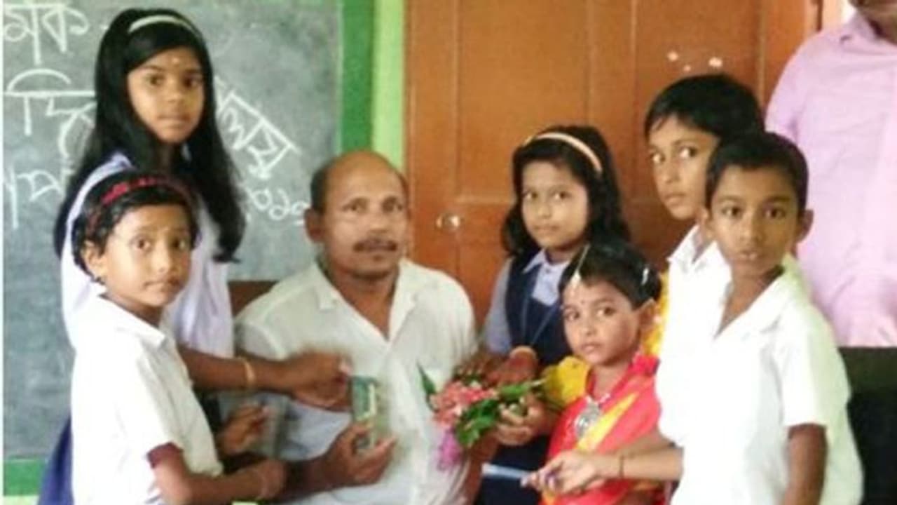 শারীরিক প্রতিবন্ধকতা নিয়ে লড়াই অব্যাহত, গোঘাটের প্রবীর স্যারের একমাত্র মনোবাসনা 'মমতাদর্শন' শারীরিক প্রতিবন্ধকতা নিয়ে লড়াই অব্যাহত, গোঘাটের প্রবীর স্যারের একমাত্র মনোবাসনা 'মমতাদর্শন'