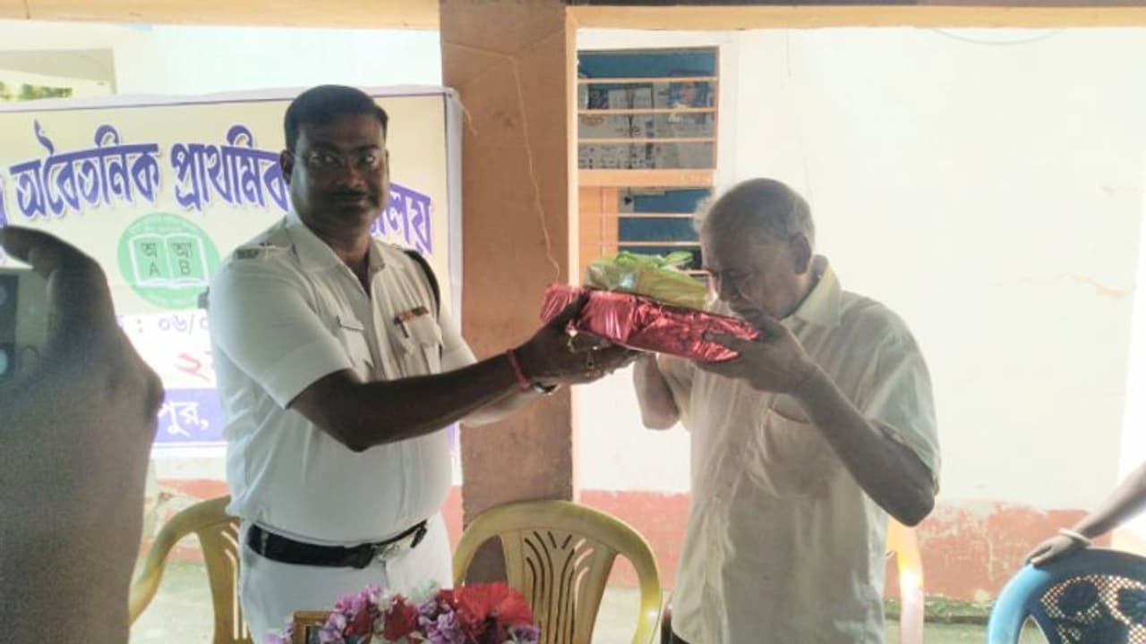 দৃষ্টি হারিয়েও ছাত্রদের মনে জ্বালাচ্ছেন শিক্ষার আলো, সত্তরোর্ধ শিক্ষককে সংবর্ধনা দিয়ে সহযোগিতা পুলিশের দৃষ্টি হারিয়েও ছাত্রদের মনে জ্বালাচ্ছেন শিক্ষার আলো, সত্তরোর্ধ শিক্ষককে সংবর্ধনা দিয়ে সহযোগিতা পুলিশের