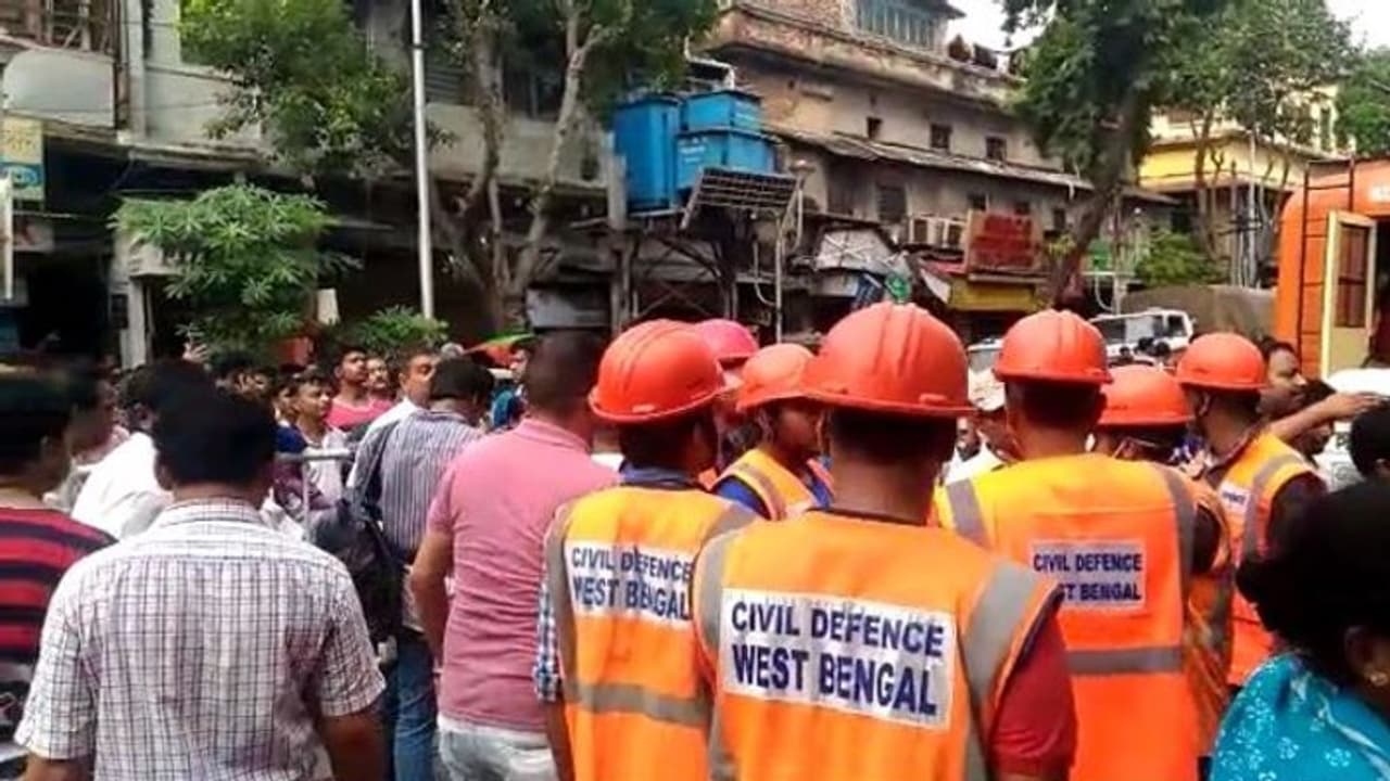 সাতসকালে ফের আরও ২ বাড়িতে ফাঁটল, বউবাজারকাণ্ডে রেলকে চিঠি অধীরের, আজ বৈঠক পুরসভার সাতসকালে ফের আরও ২ বাড়িতে ফাঁটল, বউবাজারকাণ্ডে রেলকে চিঠি অধীরের, আজ বৈঠক পুরসভার