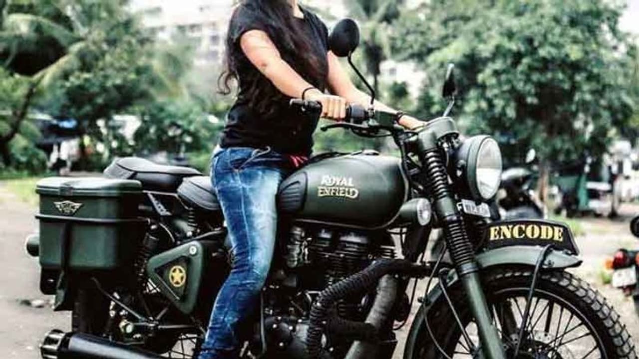 लड़की का एक शौक पूरी फैमिली पर पड़ा भारी, घर से निकलने में भी लग रहा डर लड़की का एक शौक पूरी फैमिली पर पड़ा भारी, घर से निकलने में भी लग रहा डर