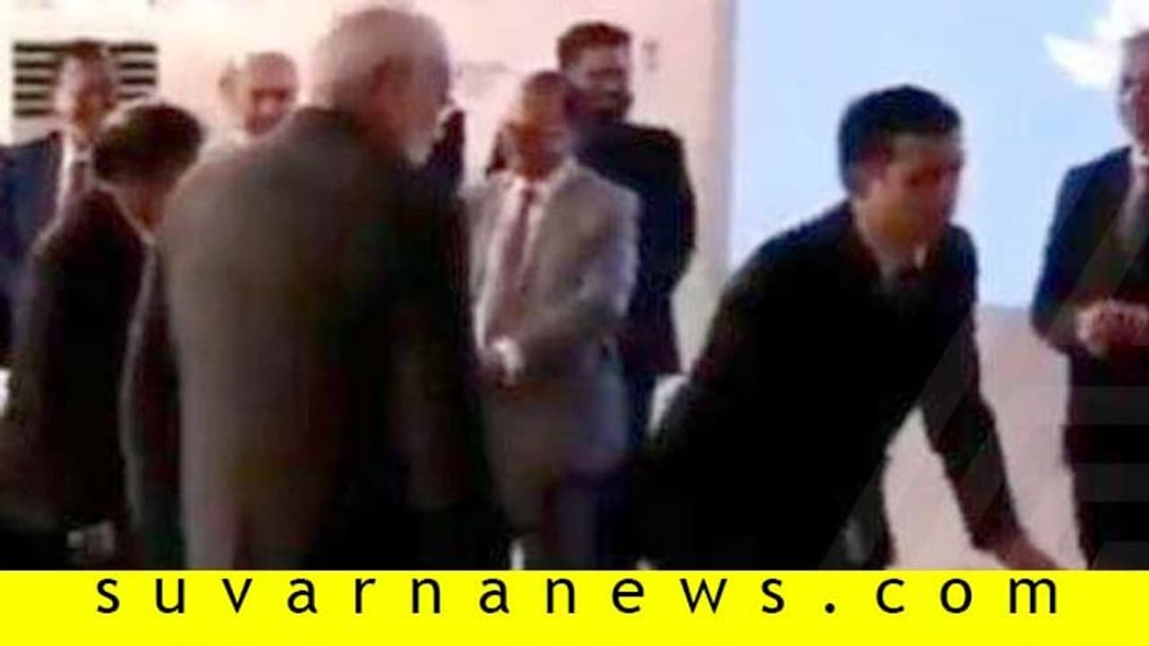 ಮೋದಿಯಿಂದ ಫೋಟೋ ಸೆಷನ್ ಲೇಟ್: ಪ್ರಧಾನಿ ಸೋಫಾದಿಂದ ಎದ್ದಿದ್ದೇಕೆ? ಮೋದಿಯಿಂದ ಫೋಟೋ ಸೆಷನ್ ಲೇಟ್: ಪ್ರಧಾನಿ ಸೋಫಾದಿಂದ ಎದ್ದಿದ್ದೇಕೆ?